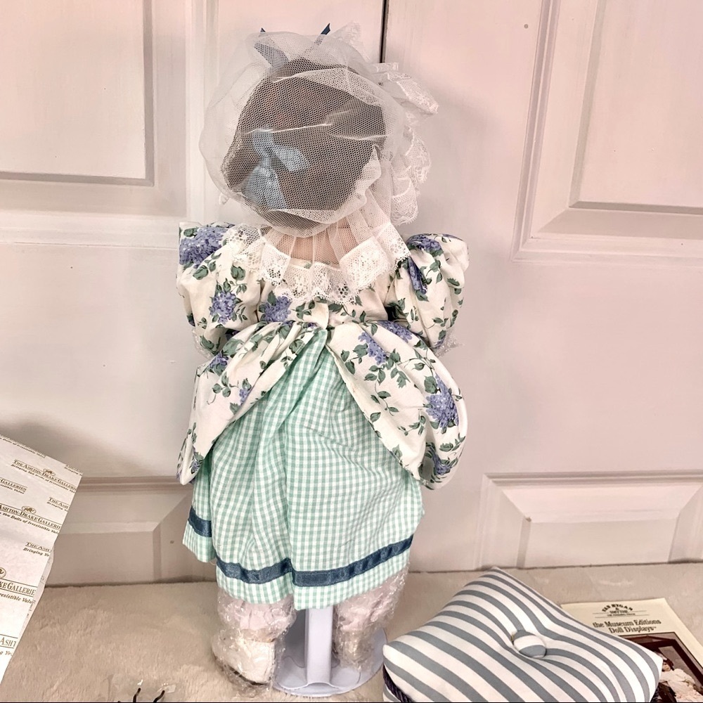 NEW Ashton Drake Galleries "Little Miss Muffett" Porcelain Doll - Picture 9 of 17